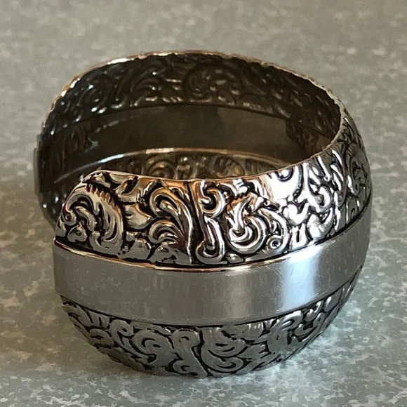 Embossed Silver cuff bracelet - Picture 5 of 6